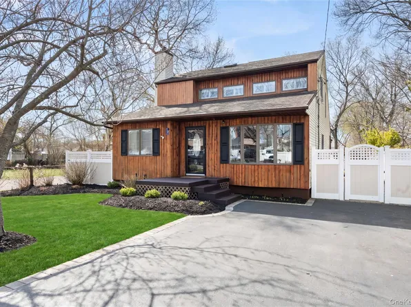 38 Aster Avenue, Holtsville, NY 11742