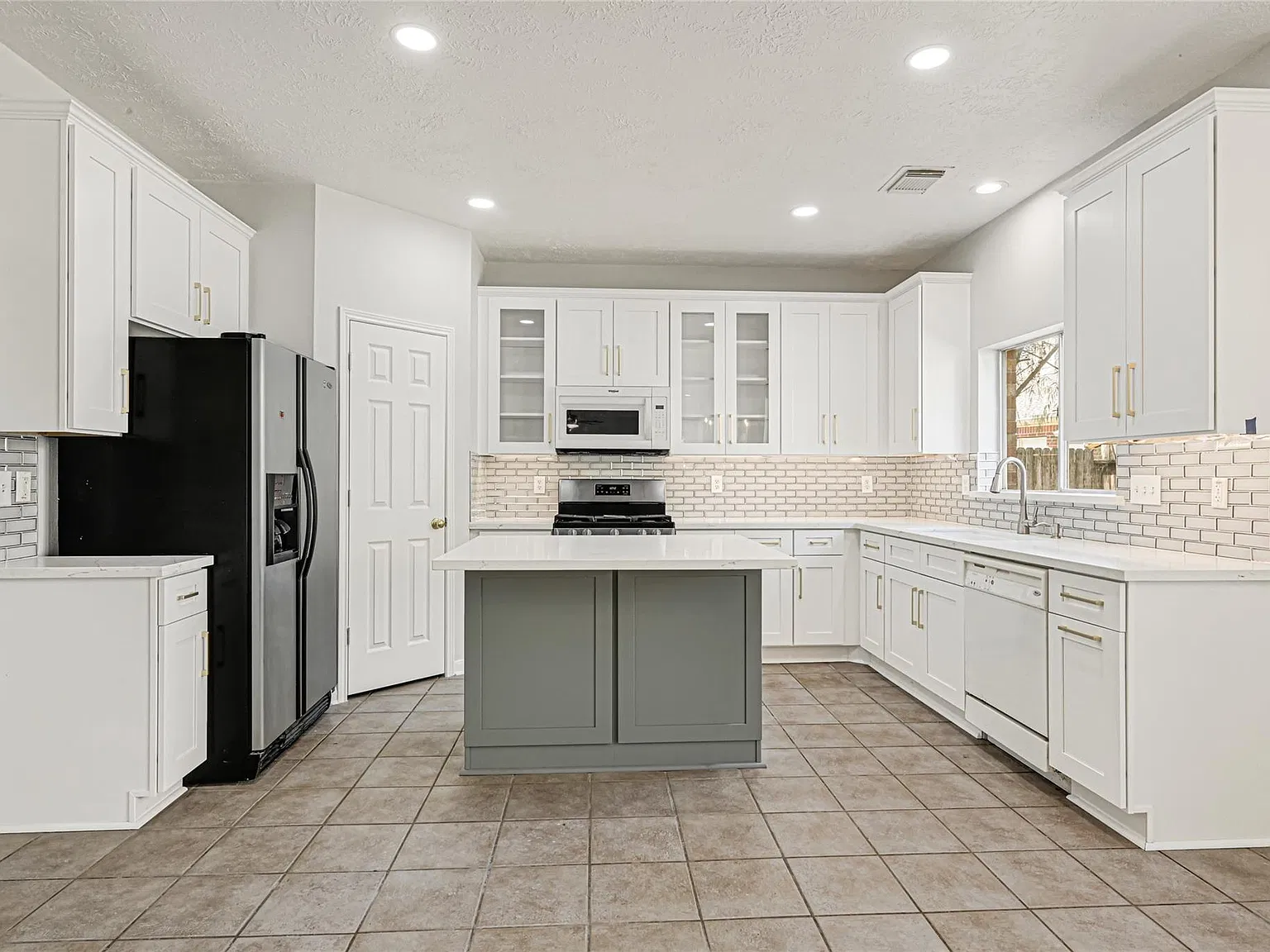 4 bed, 2.5 bath, 2984 sqft, $2,475 — Photo 4