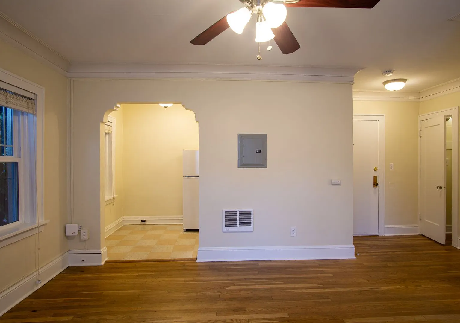 Gorgeous Close-in NE Studio: Original Woodwork, H/W Flrs, Dining Nook! — Photo 1