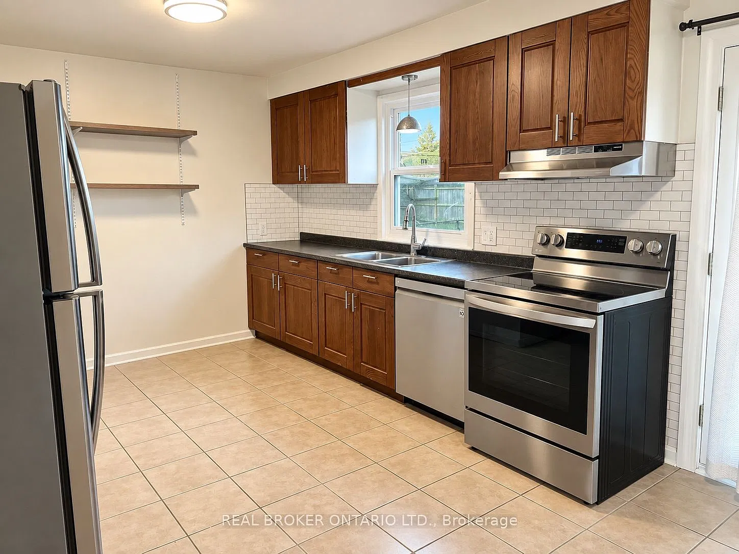 4 bed, $2,500 — Photo 4