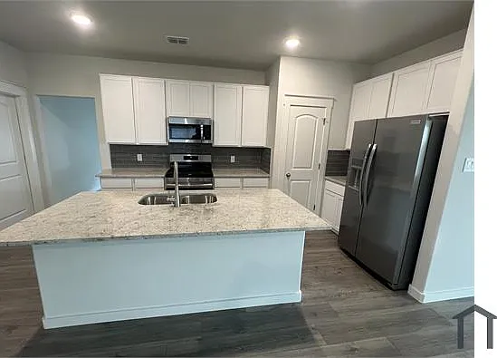 4 bed, 2100 sqft, $2,400 — Photo 2