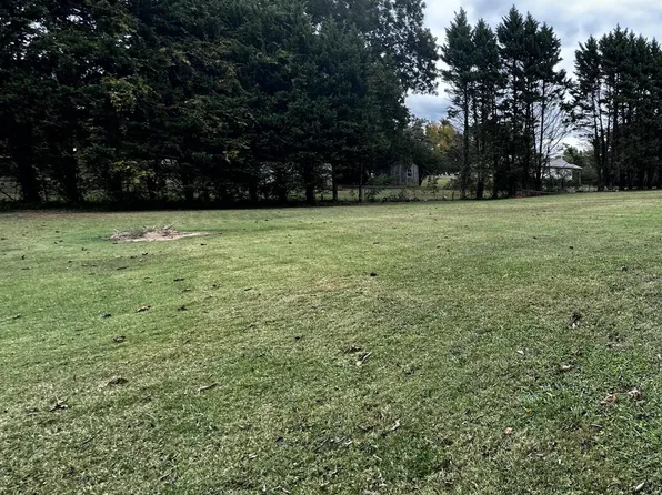 3036 Samples Rd, Louisville, TN 37777