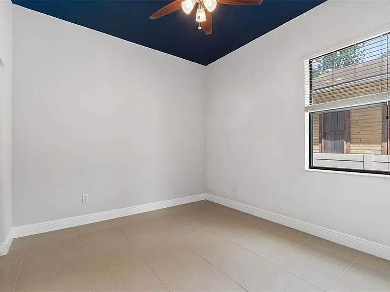 2311 W Aileen St — Photo 9