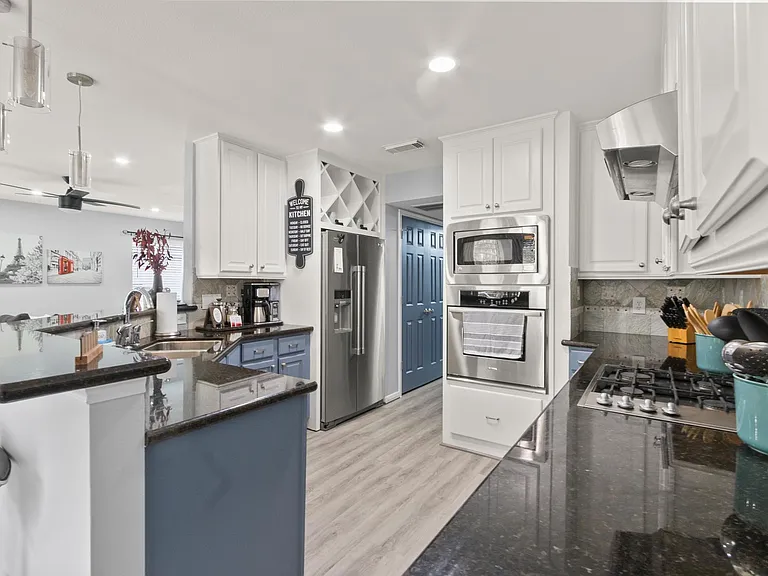Prepare your gourmet meals in this fully equipped kitchen