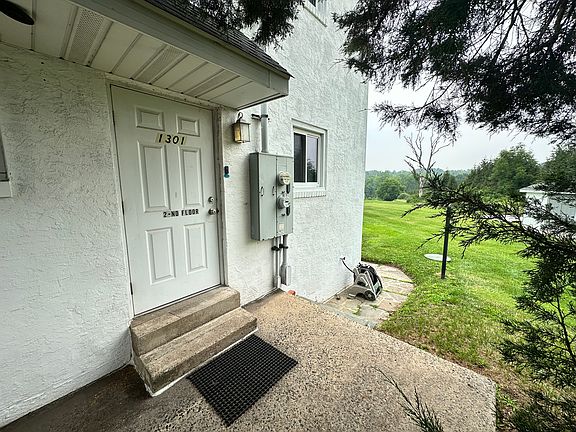 2nd image of 1301 N Gravel Pike #B