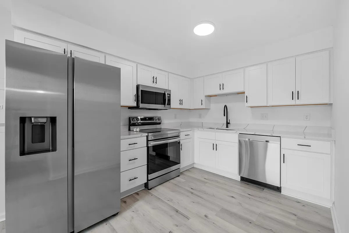Brand new kitchen with updated Samsung appliances. - 4608 Lee Ave