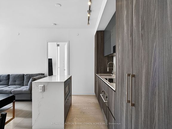 4th image of 1 Yorkville Ave #905