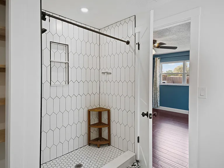 1712 Thomas Dr — Photo 11