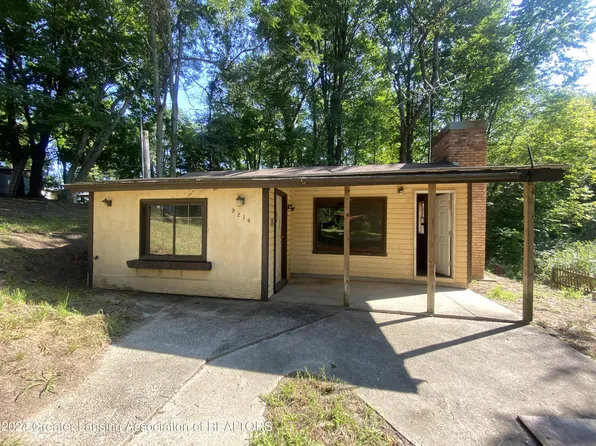 9216 Indian Lake Dr, Howell, MI 48855