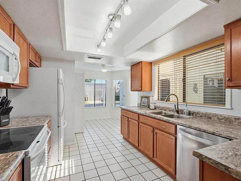 650 S Arrowwood Way — Photo 8