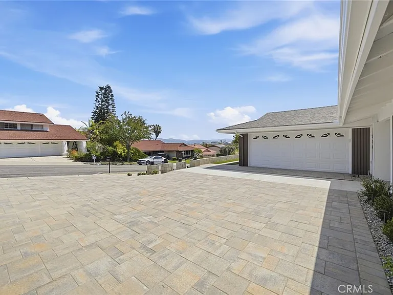 520 W Country Hls — Photo 4
