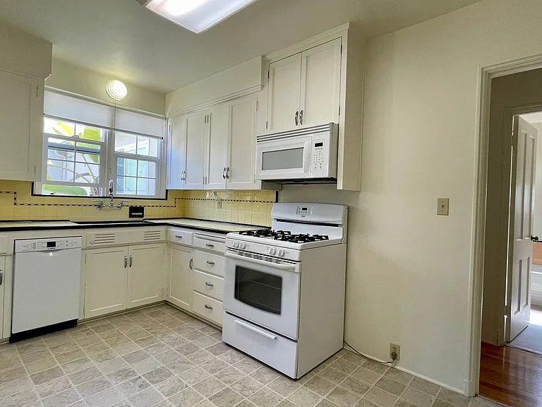 1491 Iris St — Photo 5