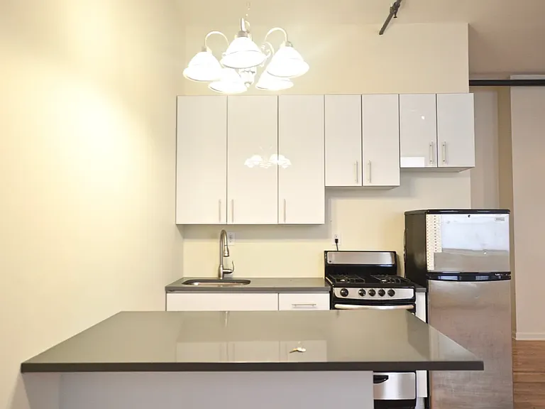 1672 Gates Ave #1A — Photo 4