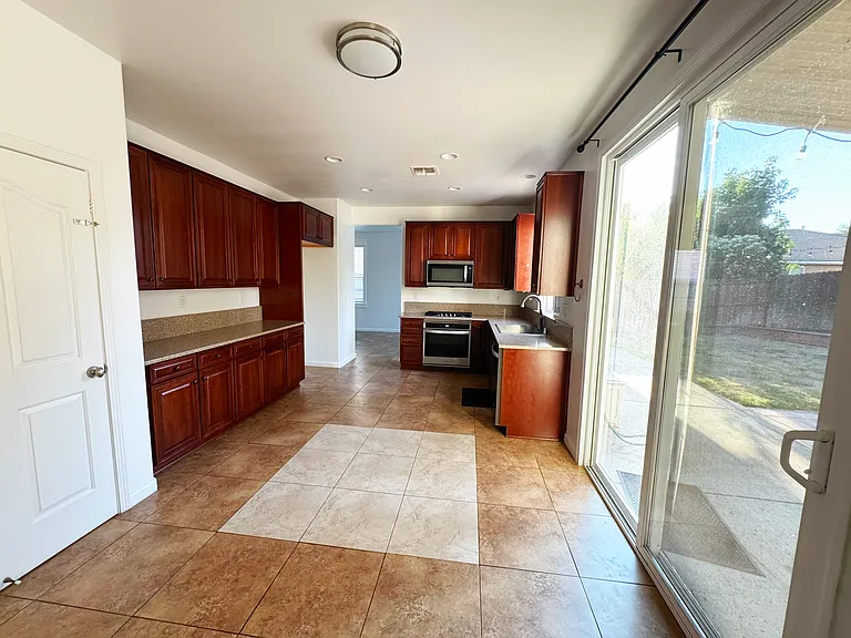 1421 Croydon Ct — Photo 8