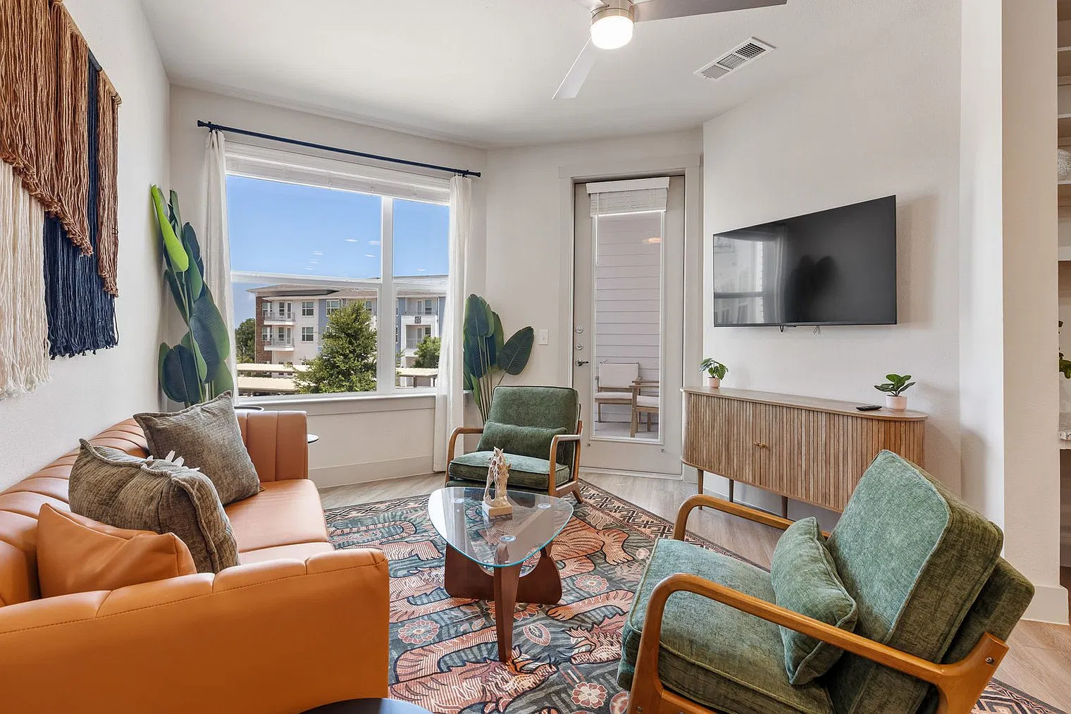 1 bed, 1.0 bath, 742 sqft, $3,384 — Photo 3