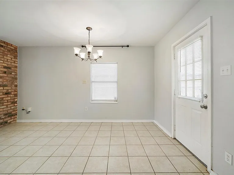 930 W 42nd St — Photo 15