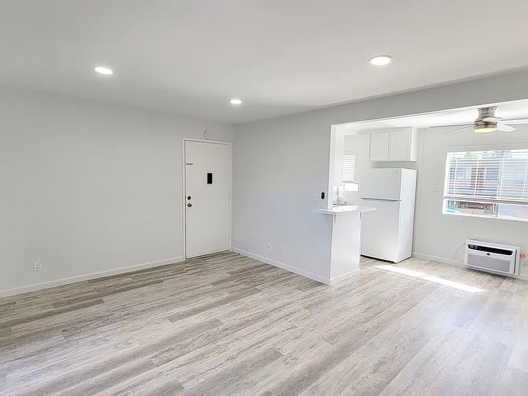 1018 E Lexington Ave — Photo 4