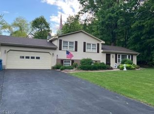 709 Meadowland Dr, Hubbard, OH