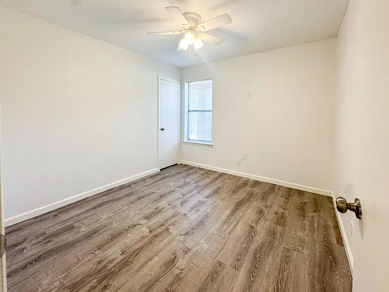 800 Oak Grove Ln — Photo 15