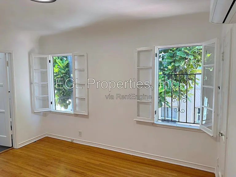 1016 1/2 S Crescent Heights Blvd — Photo 16