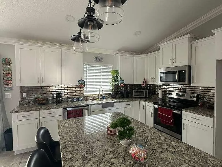 349 NW Hibiscus St — Photo 6