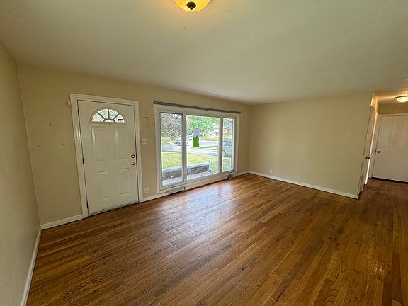 3rd image of 386 Clyde Ave