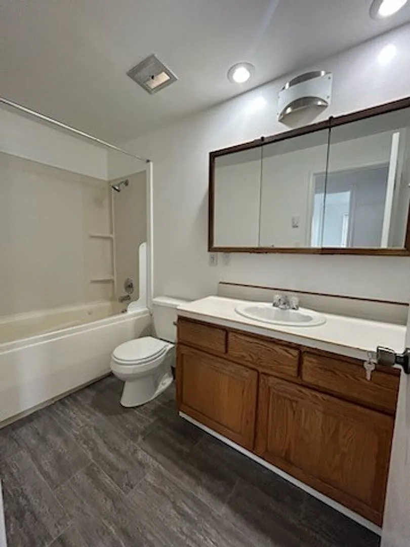 Comfortable 3-Bedroom Home with Fenced Backyard — Photo 2