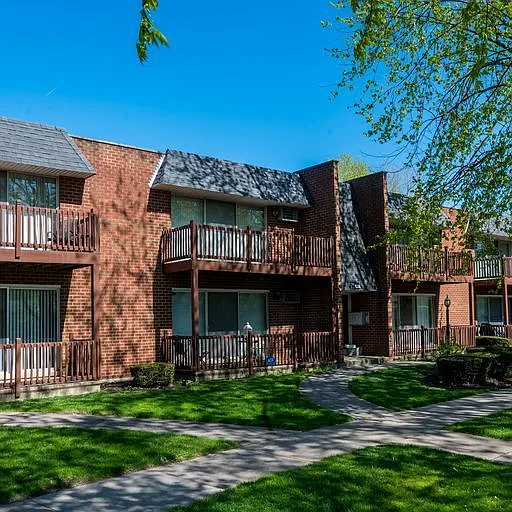 525 N Pleasant Dr APT 1C photo 1