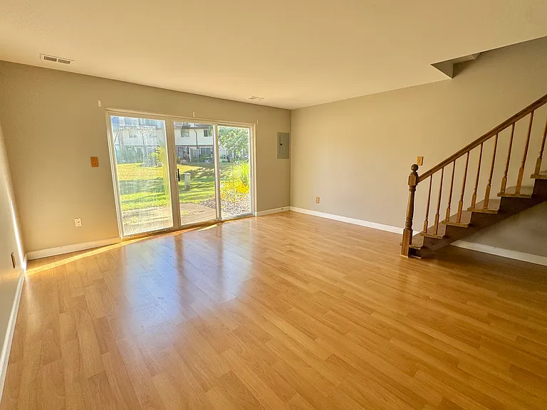 852 N Main St — Photo 3