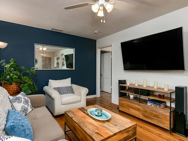 446 Irvington Dr — Photo 5