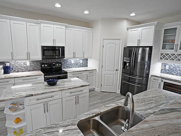Kitchen w/42" Cabinets