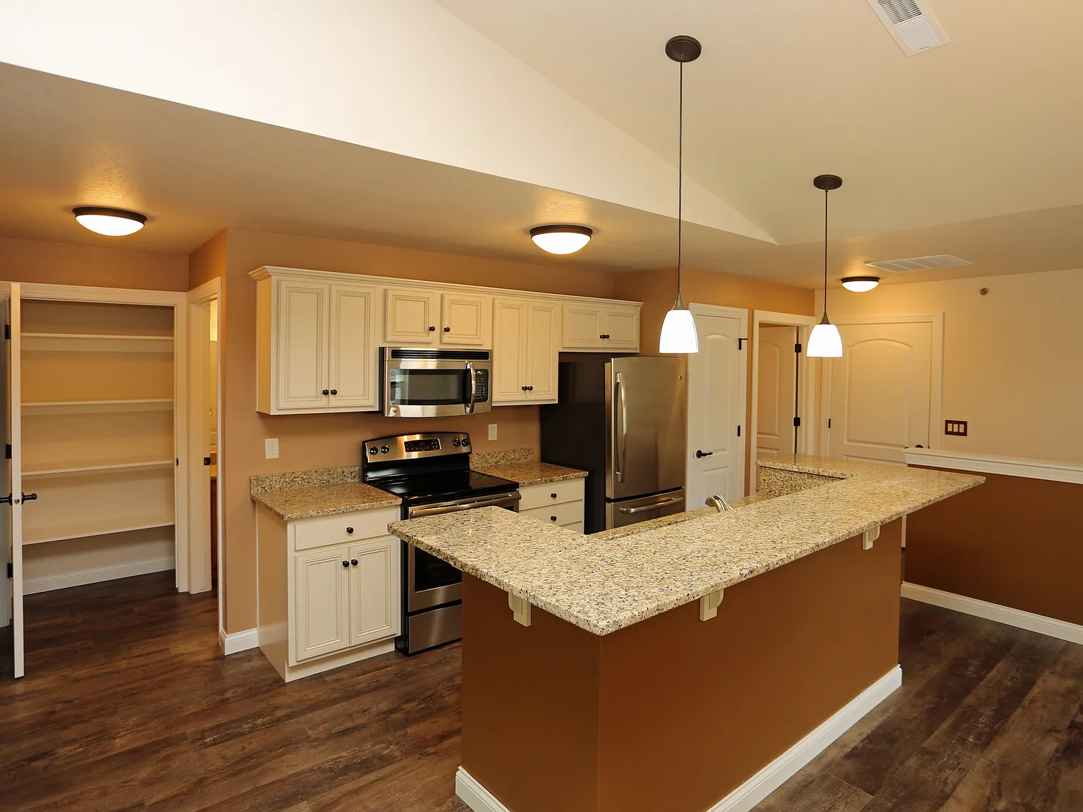 2 bed, 1368 sqft, $2,185 — Photo 3