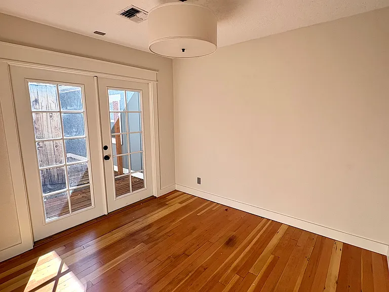 545 NE Irving Ave — Photo 6