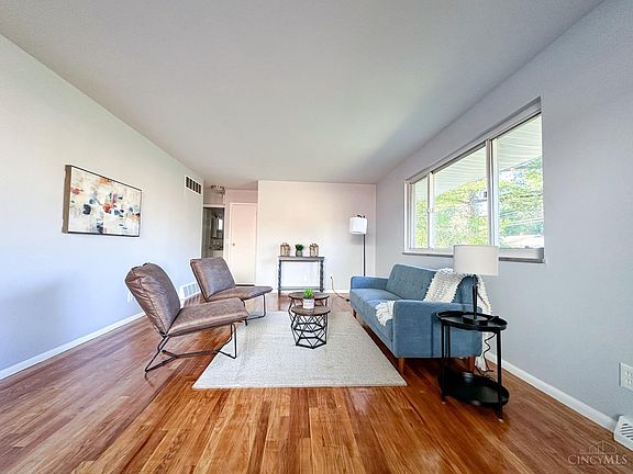 5th image of 2573 Royal Glen Dr
