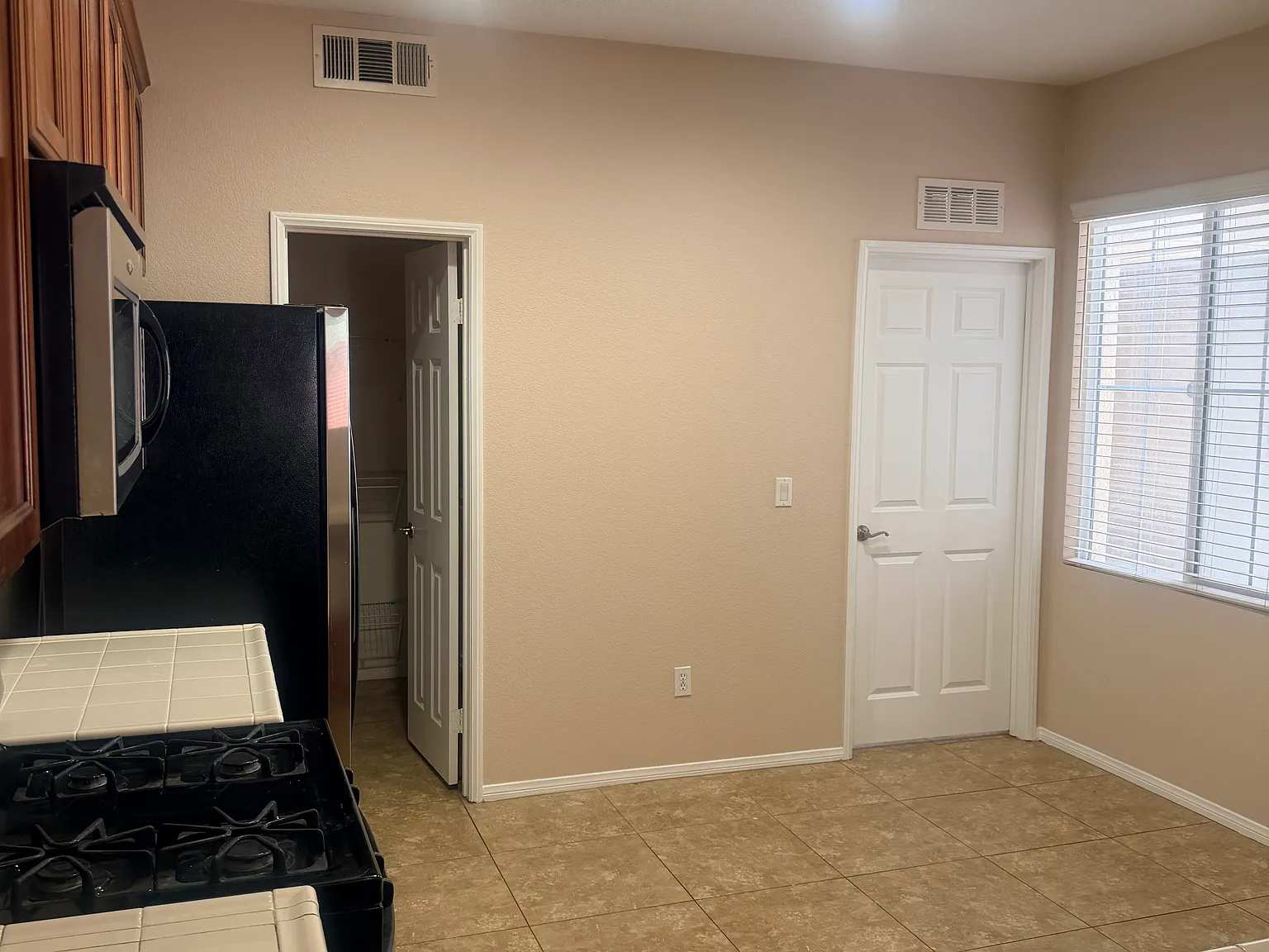 3 bed, 2.5 bath, 1386 sqft, $2,595 — Photo 4
