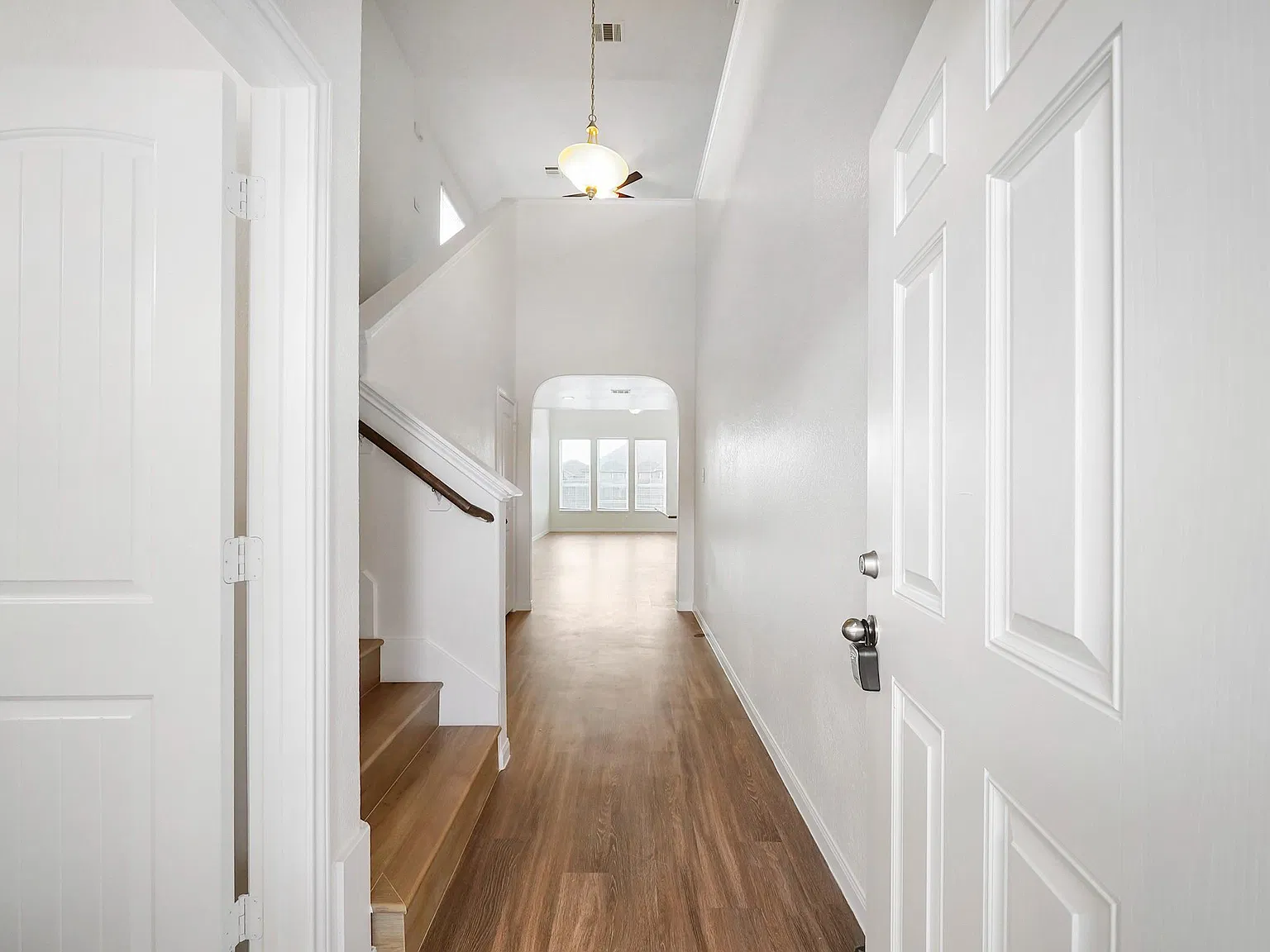 4 bed, 2.5 bath, 2513 sqft, $2,400 — Photo 3