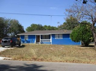 909 E 2nd St, Hearne, TX 77859