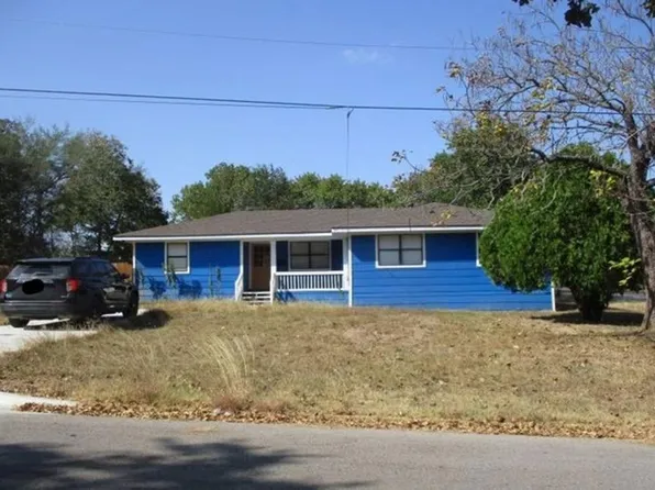 909 E 2nd St, Hearne, TX 77859