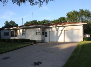 121 Wilshire Cir, Hampton, IA 50441