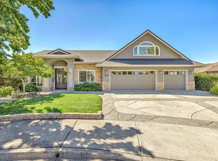 1085 Oak Grove Ct, Eagle Pt, OR 97524