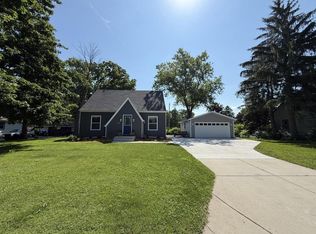 5656 S 42nd St, Greenfield, WI 53221