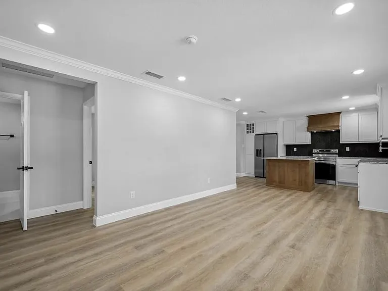 304 N Main St — Photo 5