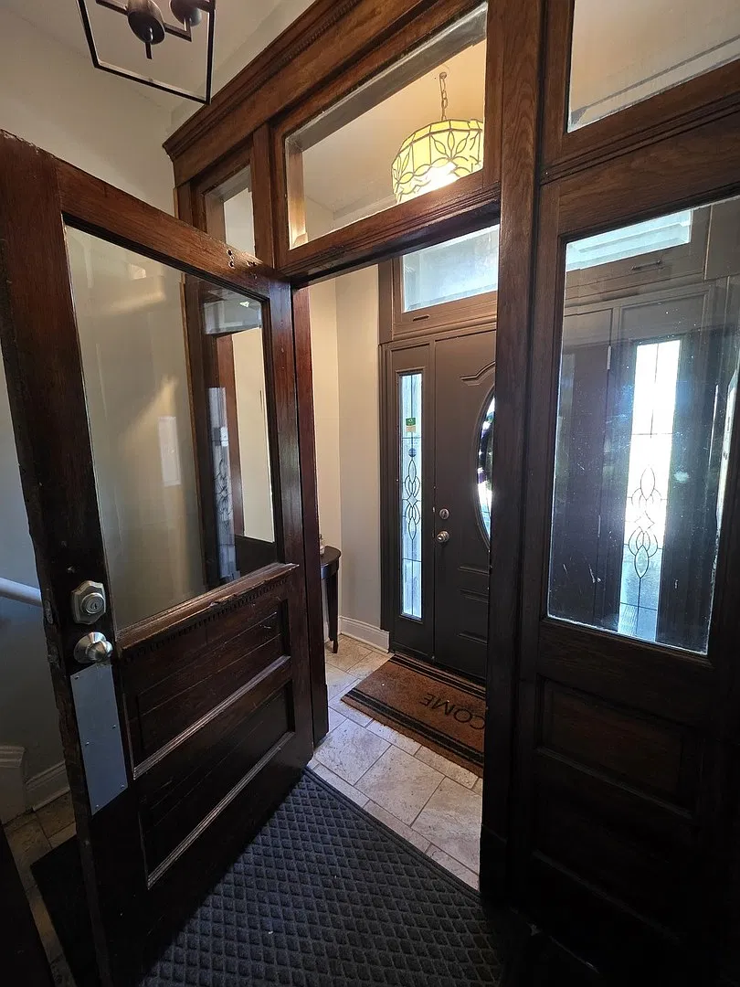 517 E 46th Pl — Photo 2