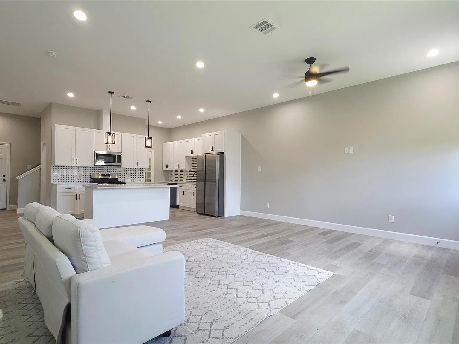 3 bed, 2.5 bath, 2166 sqft, $2,200 — Photo 3