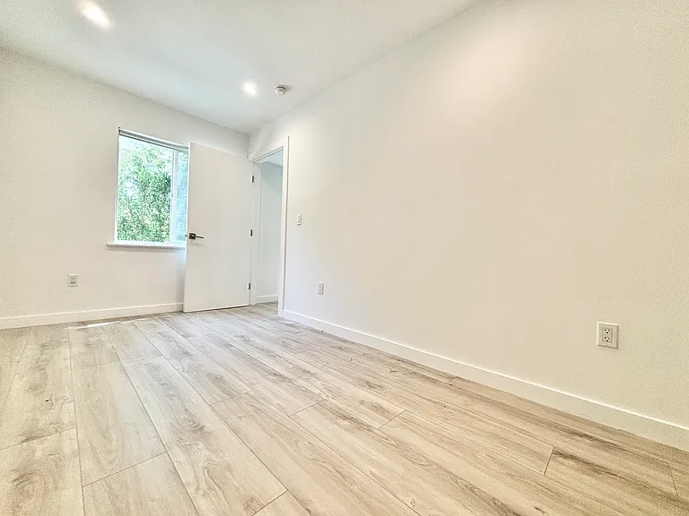 566 N Kenmore Ave #3 — Photo 8