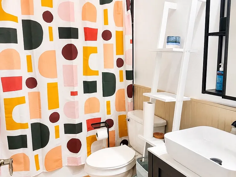 Full Bathroom with Tub