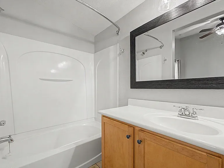2233 E Huntington Dr — Photo 18