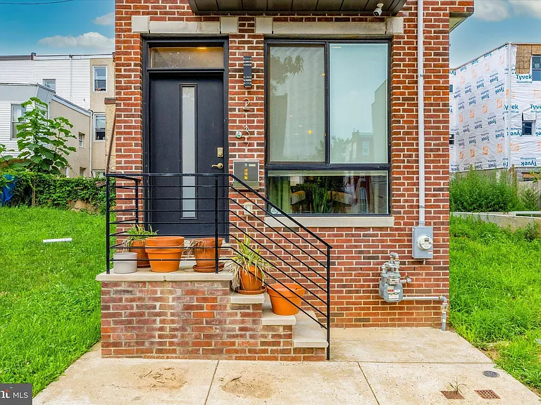 2137 N Darien St — Photo 2