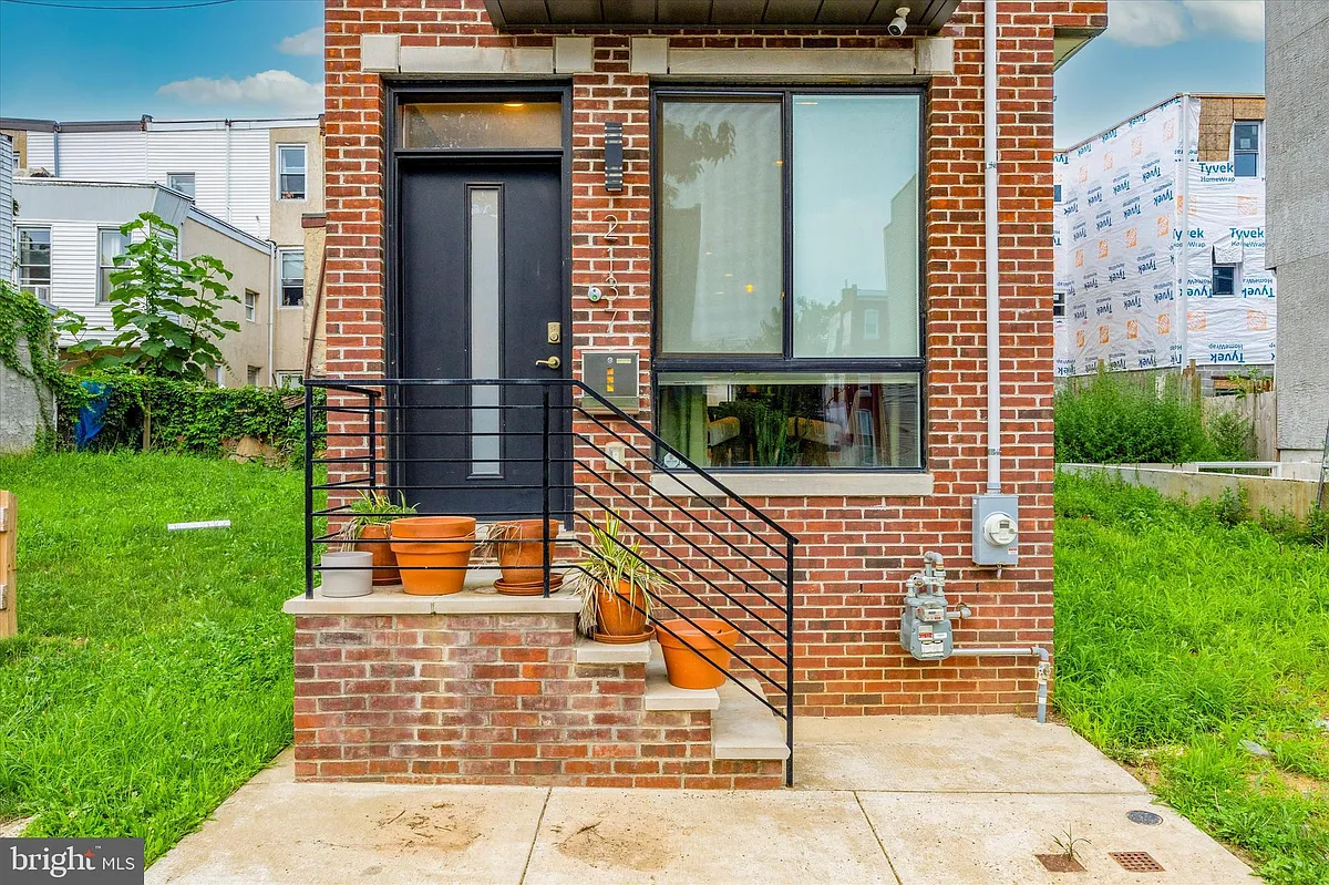 Building Photo - 2137 N Darien St