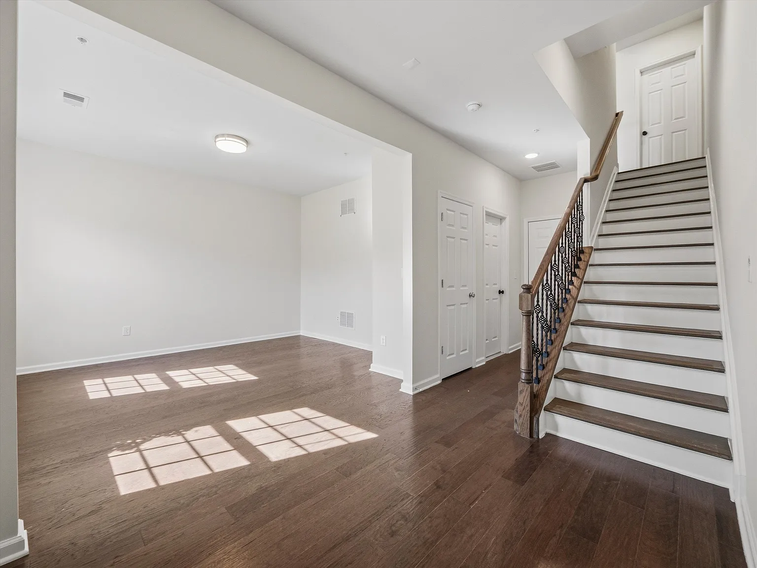 3 bed, 1935 sqft, $4,950 — Photo 4
